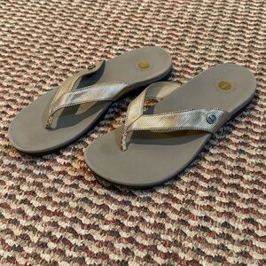 REVITALIGN Chameleon Women's Thing Sandals with Gold Metallic Straps Size 9